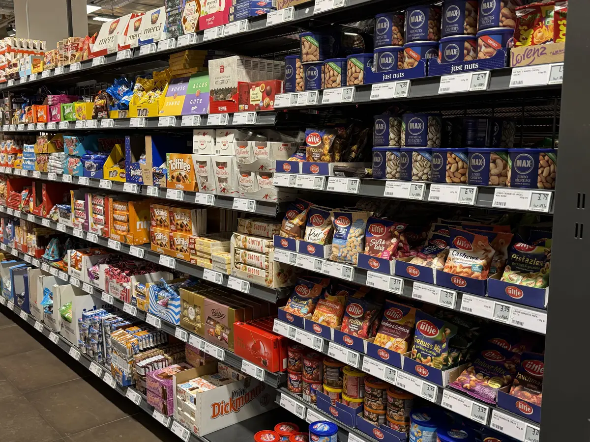 Supermarkdagi tartibli va yaxshi joylashtirilgan raflar