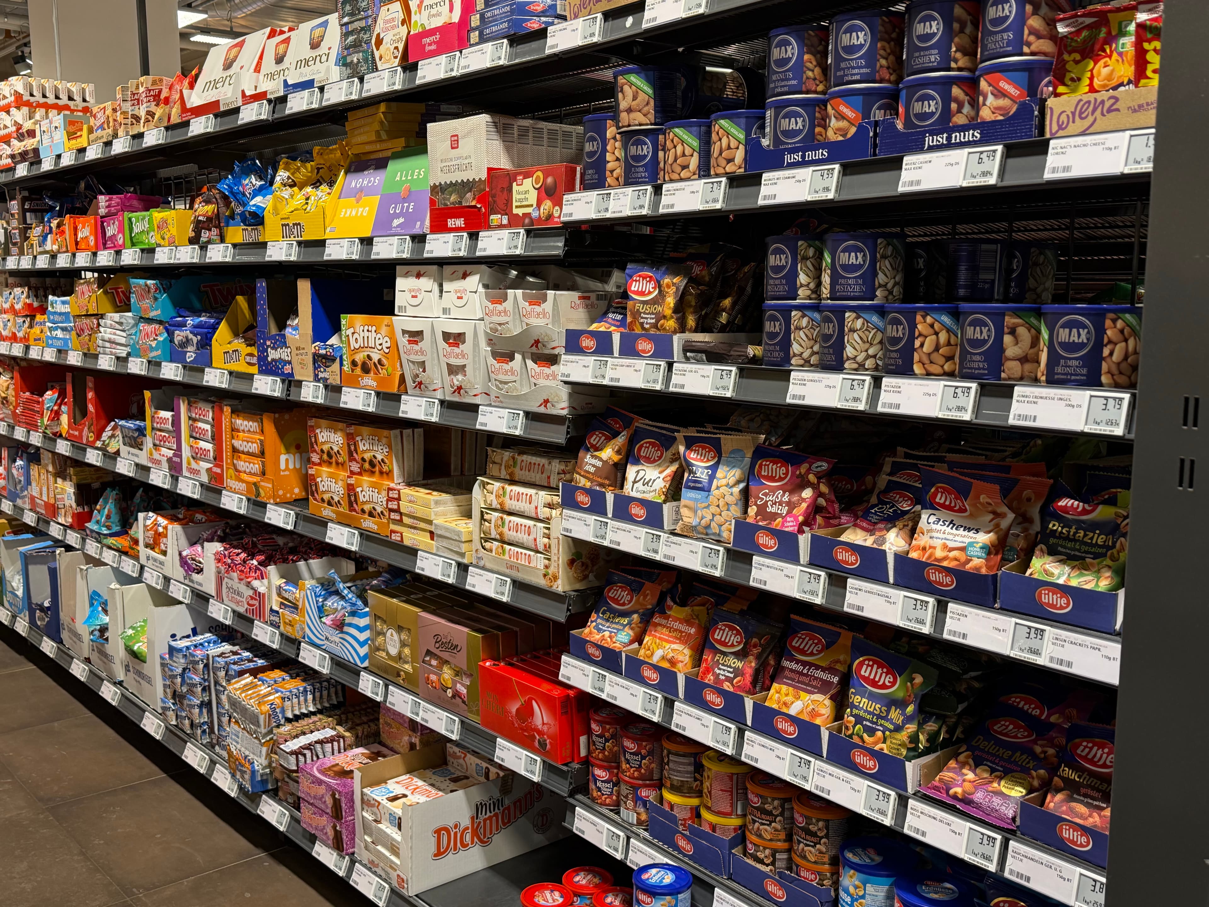 Do‘konda ishlayotgan Regalove raf xizmati jamoasi